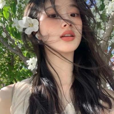坐在酒吧里吃蛋糕